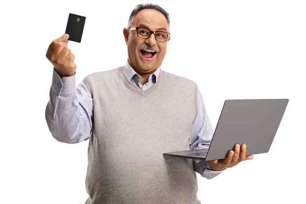 Heureux Homme Âgé Avec Une Carte Crédit Ordinateur Portable Isolé — Photo