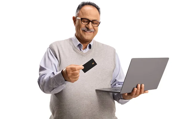 Uomo Anziano Che Utilizza Una Carta Credito Computer Portatile Isolato — Foto Stock