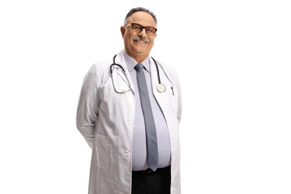 Ältere Männliche Arzt Stehend Und Lächelnd Isoliert Auf Weißem Hintergrund — Stockfoto