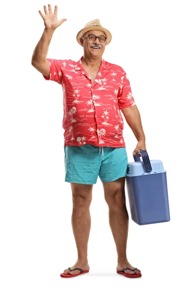 Yetişkin Bir Erkek Turistin Portresi Portatif Bir Buzdolabıyla Beyaz Arka — Stok fotoğraf