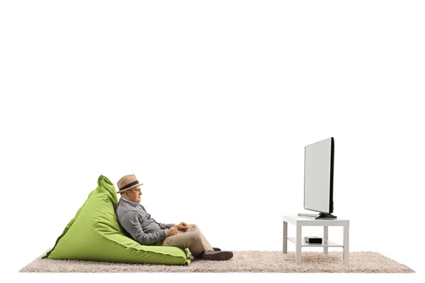 Älterer Mann Sitzt Einem Sitzsack Stuhl Und Beobachtet Das Fernsehen — Stockfoto