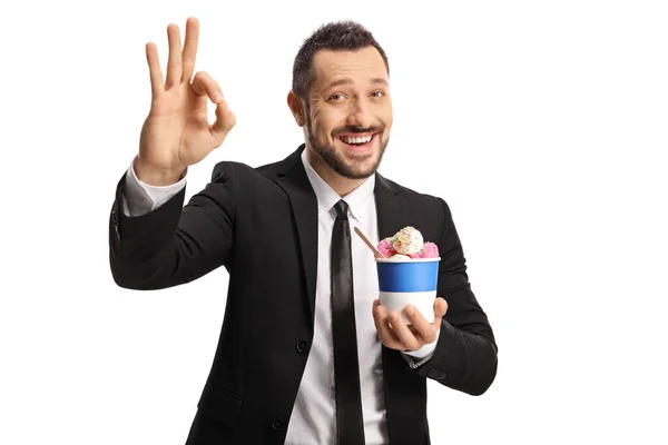 Uomo Affari Che Tiene Gelato Bicchiere Carta Gesticolando Segno Isolato — Foto Stock