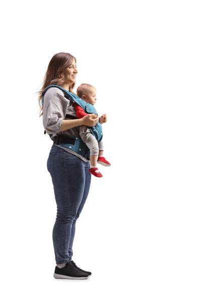 Ganzkörperaufnahme Einer Mutter Die Mit Einem Baby Einer Tragetasche Auf — Stockfoto