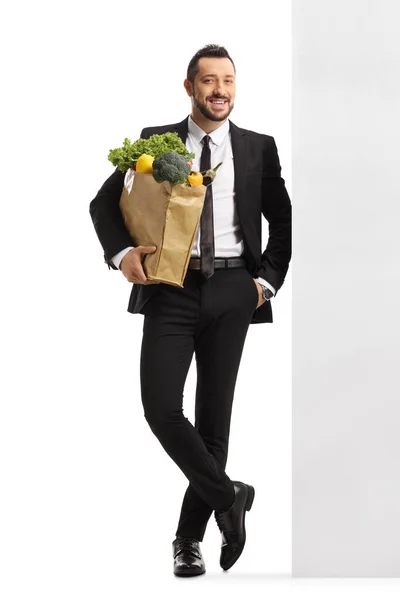 Retrato Completo Hombre Negocios Con Una Bolsa Comestibles Apoyada Una — Foto de Stock