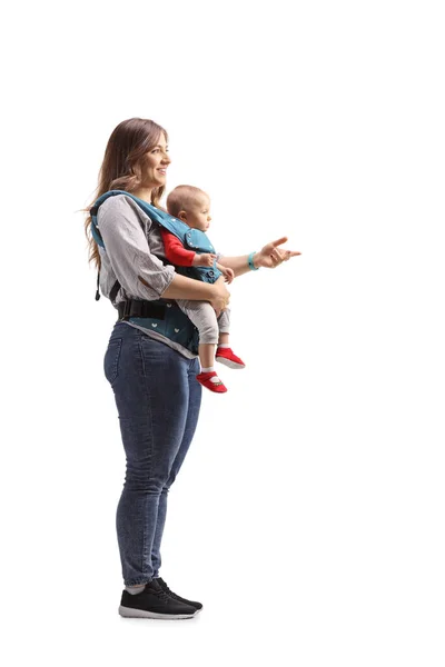 Ganzseitige Profilaufnahme Einer Mutter Die Mit Einem Baby Einer Tragetasche — Stockfoto