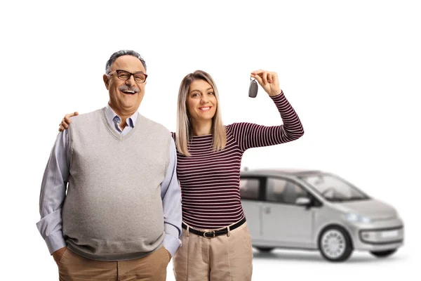 Homme Mûr Une Jeune Femme Avec Une Voiture Argent Montrant — Photo