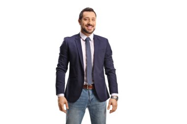 Beyaz arka planda, günlük ofis kıyafetleri giyen genç bir adam.