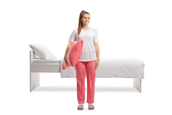 Full Längd Porträtt Ung Kvinna Pyjamas Håller Kudde Framför Säng — Stockfoto