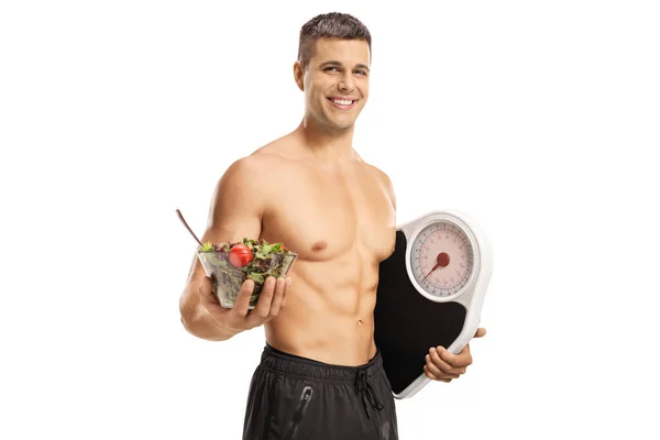 Jonge Topless Man Met Een Salade Kom Een Weegschaal Geïsoleerd — Stockfoto