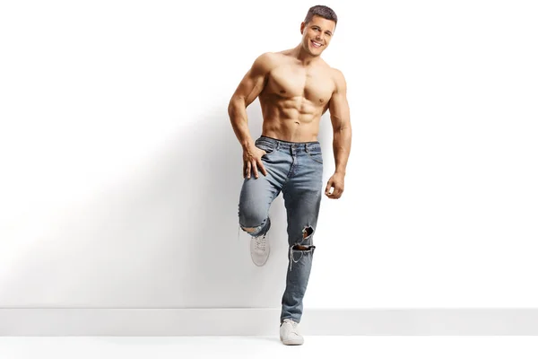 Full Length Portrait Guy Muscular Body Posing Shirtless Leaning Wall — Stock Photo, Image