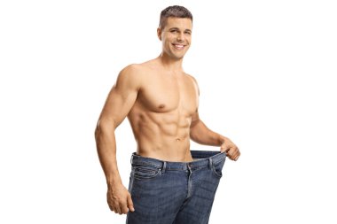 Büyük beden kot pantolon giyen ve beyaz arka planda izole edilmiş sırıtan genç bir adam.