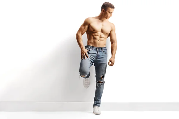 Modelo Masculino Sin Camisa Con Jeans Apoyado Una Pared Aislada —  Fotos de Stock