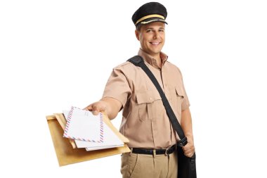 Gülümseyen postacı beyaz arka planda izole mektuplar dağıtıyor.