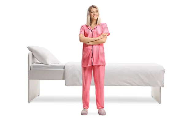 Ganzkörperporträt Einer Jungen Frau Pyjama Die Vor Einem Einzigen Weißen — Stockfoto