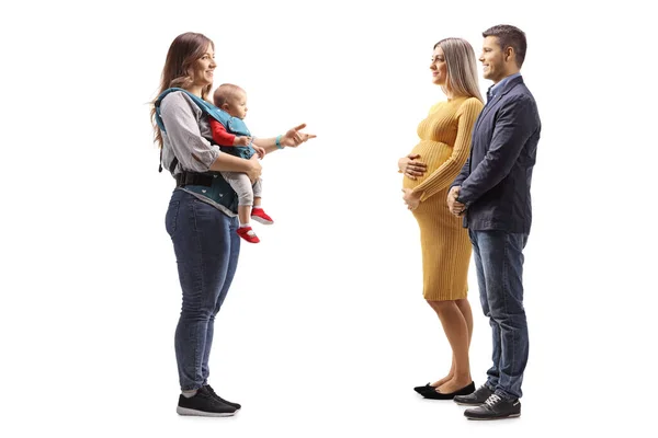 一个带着孩子的母亲和一个因白人背景而与丈夫隔离的孕妇交谈的全景照片 — 图库照片