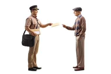 Üniformalı genç, gülümseyen bir postacı beyaz arka planda yaşayan yaşlı bir adama mektup teslim ediyor.