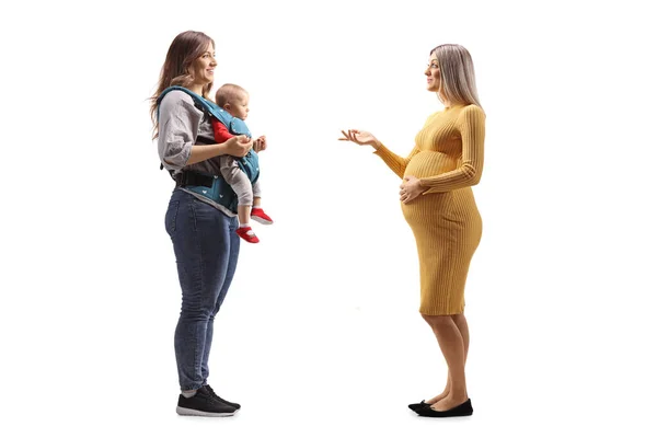 一个年轻孕妇和一个带着孩子的母亲在白色背景下单独谈话的全景照片 — 图库照片