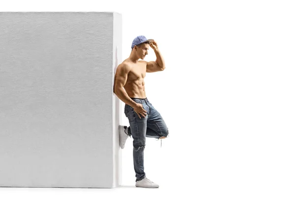 Foto Perfil Completo Hombre Sin Camisa Con Gorra Jeans Apoyados —  Fotos de Stock