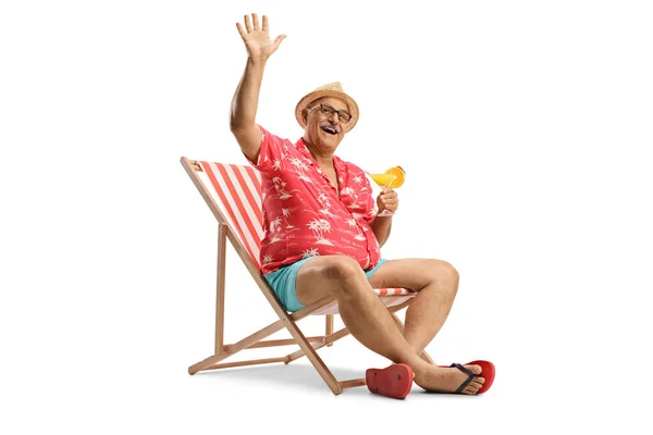 Starší Muž Turista Sedí Koktejlem Mává Izolované Bílém Pozadí — Stock fotografie
