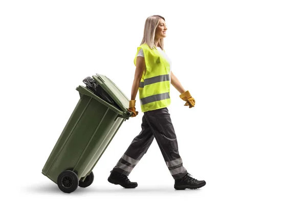 Vrouwelijke Afvalinzamelaar Een Uniform Handschoenen Lopen Trekken Een Bak Geïsoleerd — Stockfoto