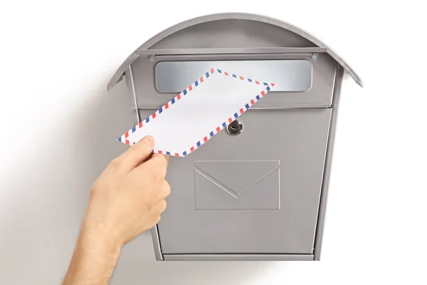 Beyaz Arka Planda Izole Edilmiş Metal Bir Posta Kutusuna Mektup — Stok fotoğraf