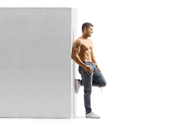 ジーンズを着て白い背景に隔離された壁にもたれているシャツの男の完全な長さのプロフィールショット — ストック写真