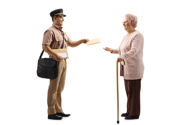 Junger Postbote Uniform Überbringt Einen Brief Eine Ältere Dame Isoliert — Stockfoto