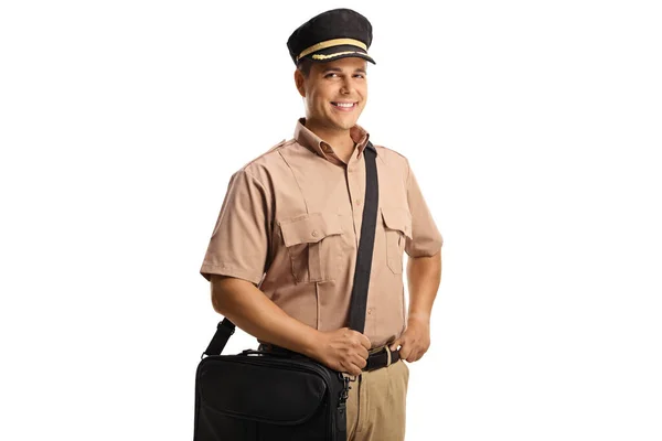 Gülümseyen Genç Postacı Beyaz Arka Planda Bir Çanta Bir Mektup — Stok fotoğraf