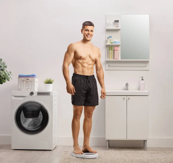 Shirtless Guy Standing Weight Scale Bathroom — Stok fotoğraf