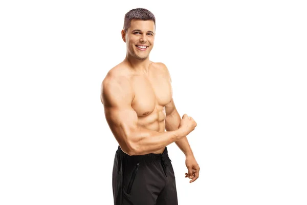 Jovem Fisiculturista Sorridente Mostrando Seu Músculo Braço Isolado Fundo Branco — Fotografia de Stock