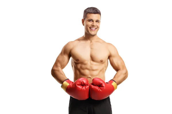 Boxer Sem Camisa Com Luvas Vermelhas Sorrindo Para Câmera Isolada — Fotografia de Stock