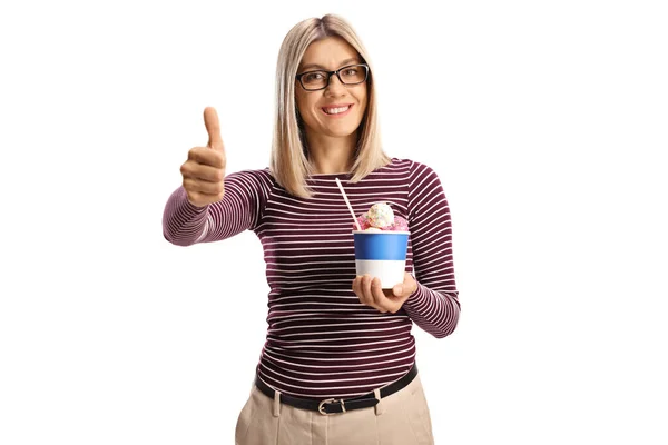 年轻的金发女人 手里拿着纸杯里的冰淇淋 大姆指被白色背景隔开 — 图库照片