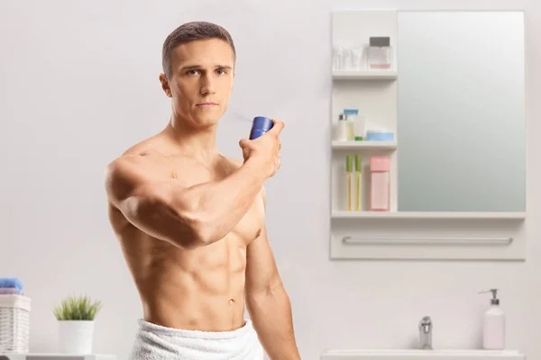 赤身裸体的男人在浴室里用香水 — 图库照片