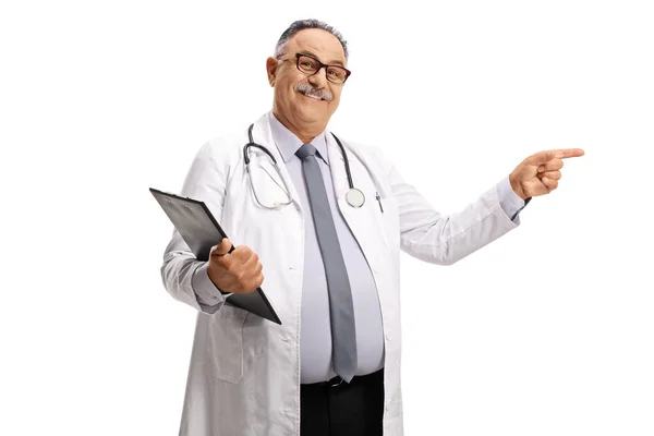 Usmívající Starší Lékař Stojící Schránkou Ukazuje Izolované Bílém Pozadí — Stock fotografie