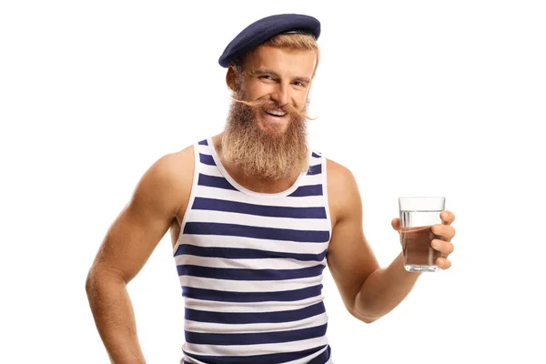 Glimlachende Bebaarde Jongeman Met Een Glas Water Geïsoleerd Witte Achtergrond — Stockfoto