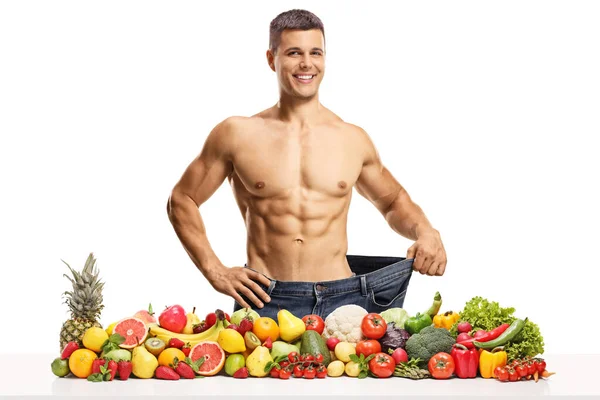 Shirtless Muskulös Man Poserar Med Hög Med Frukt Och Grönsaker — Stockfoto