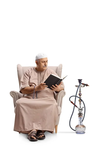 Homem Roupa Étnica Sentado Uma Poltrona Com Livro Uma Shisha — Fotografia de Stock