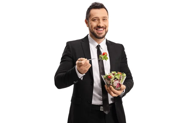白い背景に隔離されたガラスのボウルに新鮮なサラダを持っているビジネスマン — ストック写真