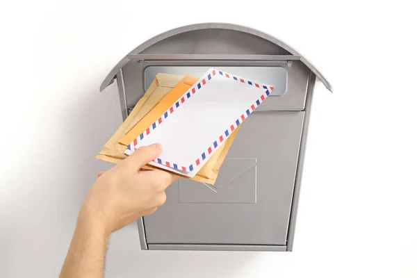 Mão Enviando Cartas Uma Caixa Correio Isolada Fundo Branco — Fotografia de Stock