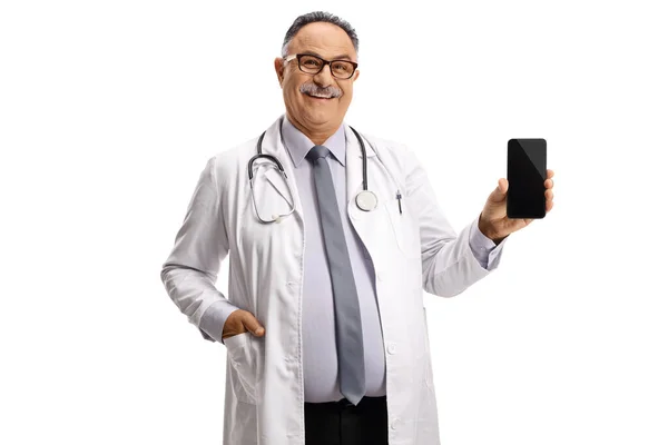 Χαμογελώντας Ώριμος Γιατρός Κρατώντας Ένα Smartphone Απομονώνονται Λευκό Φόντο — Φωτογραφία Αρχείου