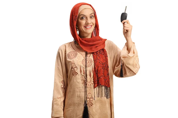Молодая Арабская Женщина Ключом Машины Улыбкой Белом Фоне — стоковое фото