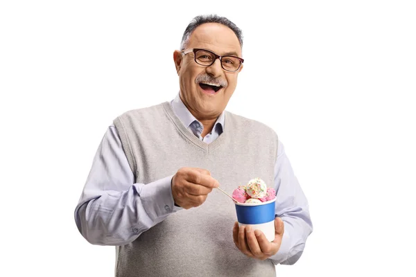 在白色背景下隔离的纸杯里吃冰淇淋的成熟男人 — 图库照片