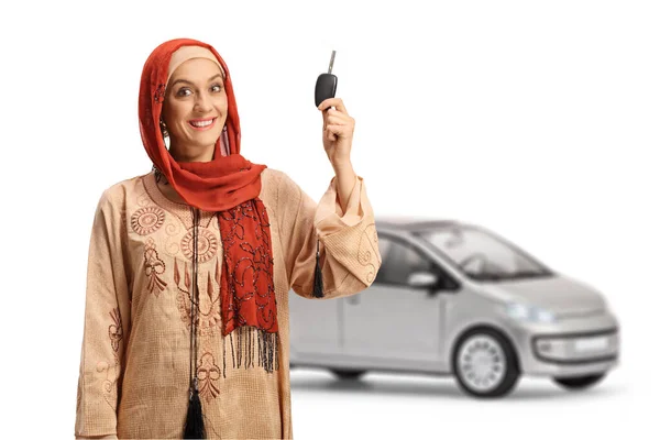 Молода Арабська Жінка Машиною Позаду Тримає Ключ Від Машини Ізольовано — стокове фото