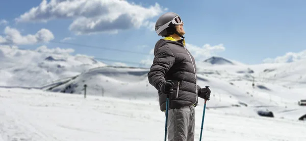 Profil Homme Avec Des Skis Debout Sur Une Montagne — Photo