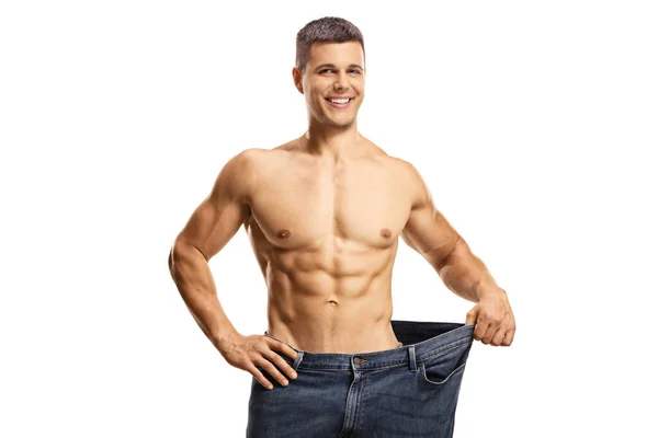 Hemdloser Junger Mann Der Eine Große Jeans Auf Weißem Hintergrund — Stockfoto