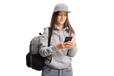 Beyaz arka planda izole edilmiş bir cep telefonunda daktilo eden kız öğrenci