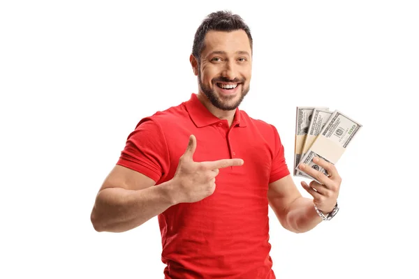 Hombre Sonriente Con Una Camiseta Roja Sosteniendo Dinero Señalando Aislado — Foto de Stock