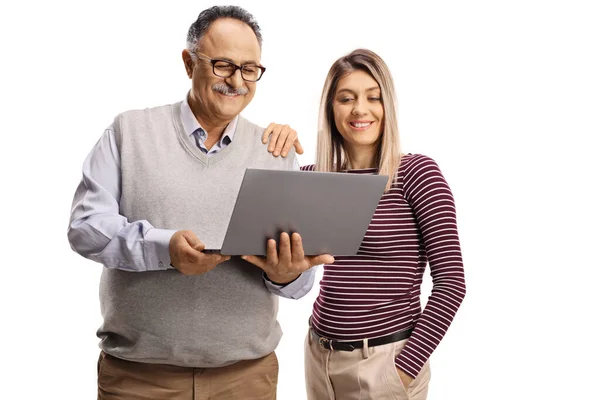 Giovane Donna Uomo Anziano Possesso Computer Portatile Guardando Schermo Isolato — Foto Stock