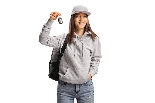 Tiener Vrouw Met Een Auto Sleutel Glimlachen Geïsoleerd Witte Achtergrond — Stockfoto