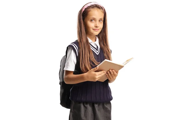 Üniformalı Kız Öğrenci Elinde Bir Kitapla Beyaz Arka Planda Izole — Stok fotoğraf